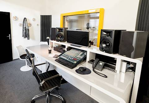 Interiérový designer: rekonstrukce nahrávacího studia v rádiu Kiss Brno