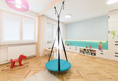 Interiérový design Brno: většina úložných prostor je v dosahové výšce dítěte. Nad úložnými komodkami je nátěr z magnetické popisovací barvy.