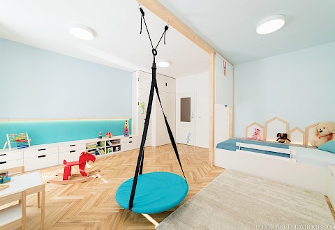 Dětský pokoj: základ pokoje (podlaha, nábytek) tvoří neutrální odstíny, proto může pokojíček sloužit po změně grafiky a výmalby na stěnách i dětem ve vyšším věku.