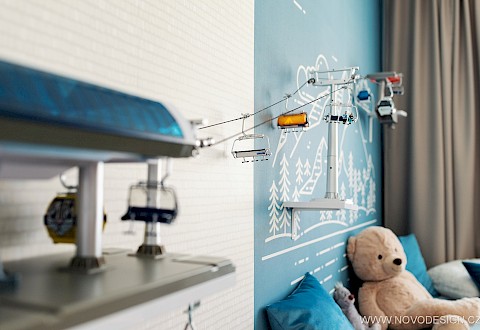 Oblíbenou hračkou v dětském pokoji je elektricky ovládaná horská lanovka, která zabírá téměř celou stěnu.