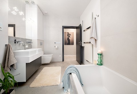 Realizace interiéru: minimalistická monochromní koupelna 